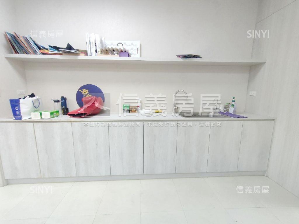 小遠百旁新板特區店面房屋室內格局與周邊環境