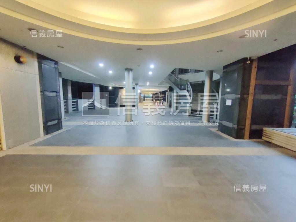 小遠百旁新板特區店面房屋室內格局與周邊環境