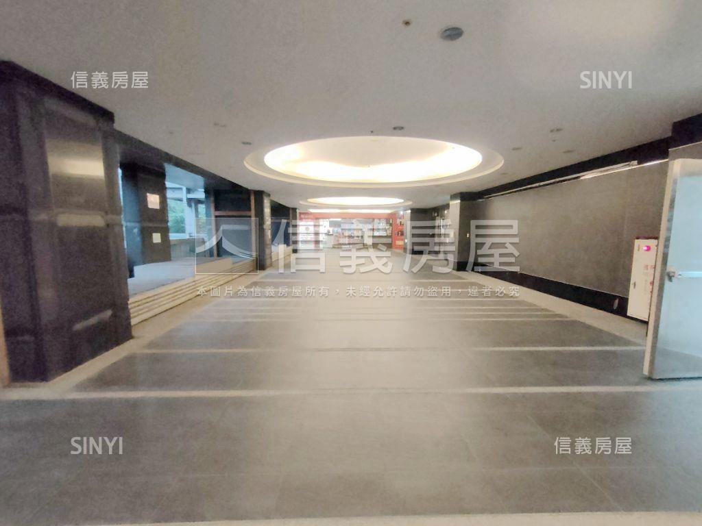 小遠百旁新板特區店面房屋室內格局與周邊環境