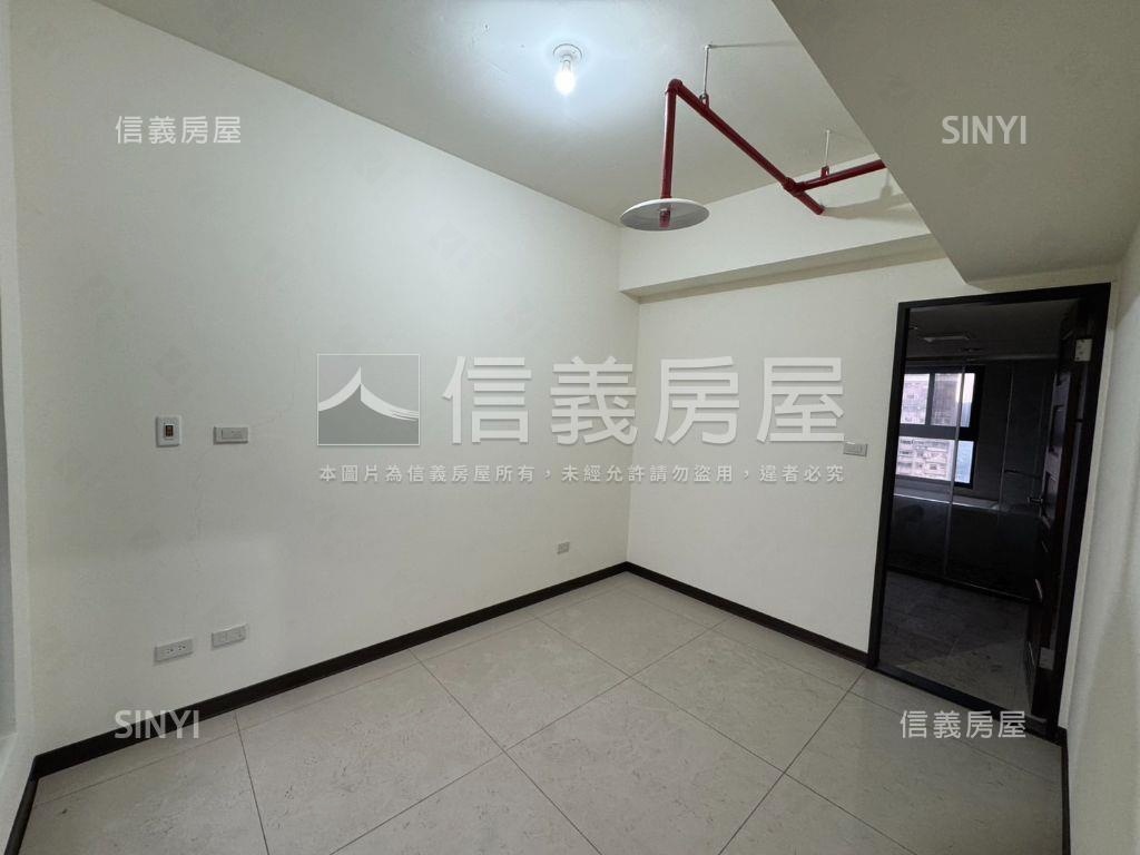 忠孝誠藝頂樓山景戶房屋室內格局與周邊環境