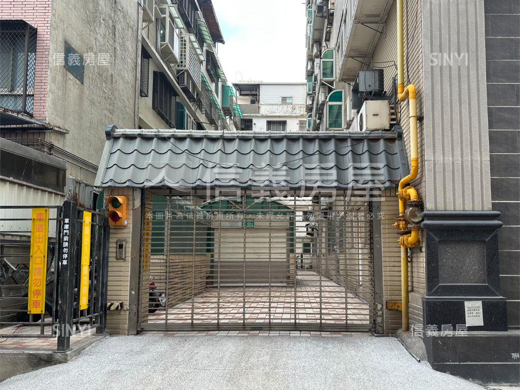 近巨城文化中心高樓美三房房屋室內格局與周邊環境