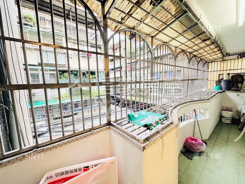 近公所捷運站三面採光三房房屋室內格局與周邊環境