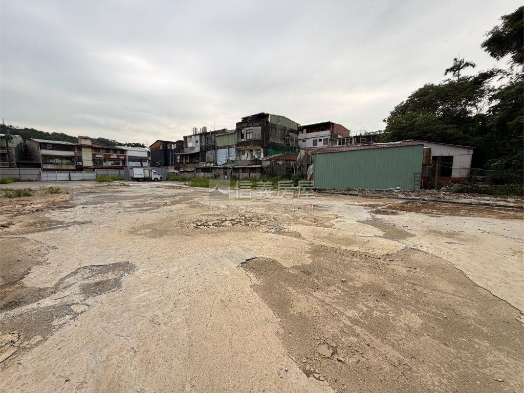 汐止汐萬４４０素地房屋室內格局與周邊環境