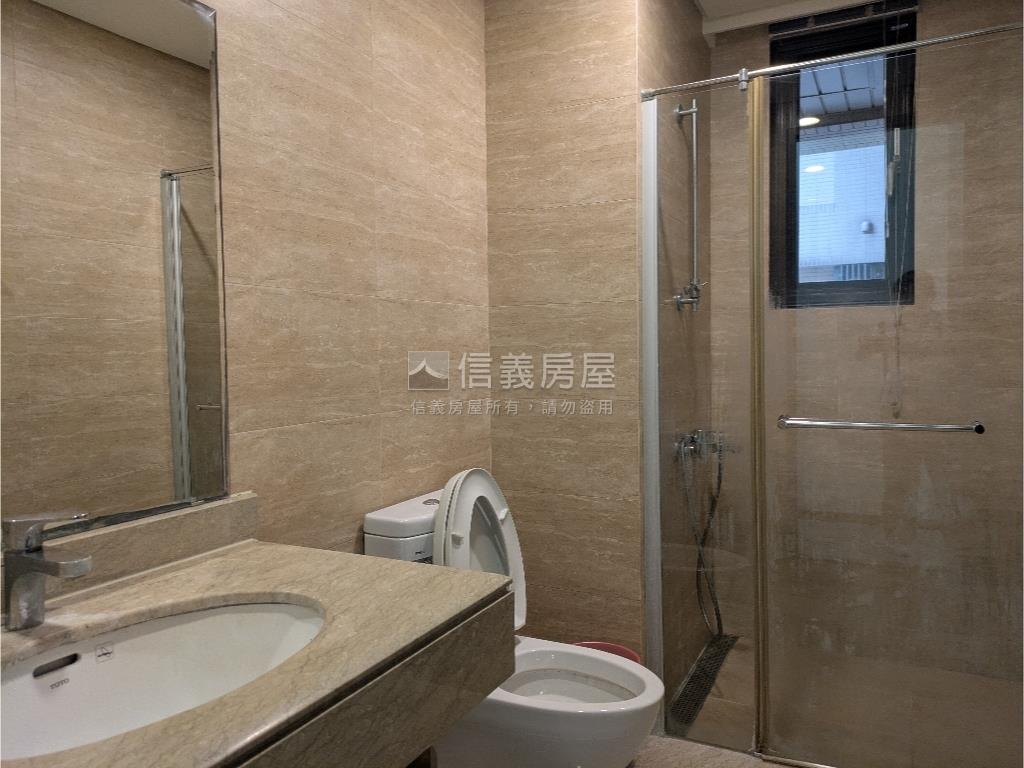 一極高樓四房附雙車位房屋室內格局與周邊環境