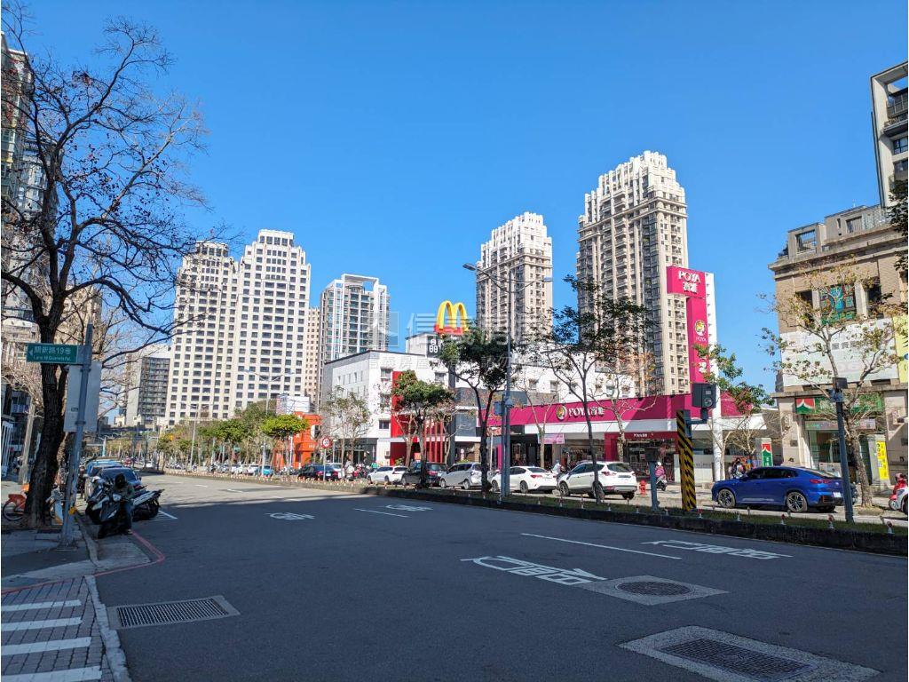 一極高樓四房附雙車位房屋室內格局與周邊環境