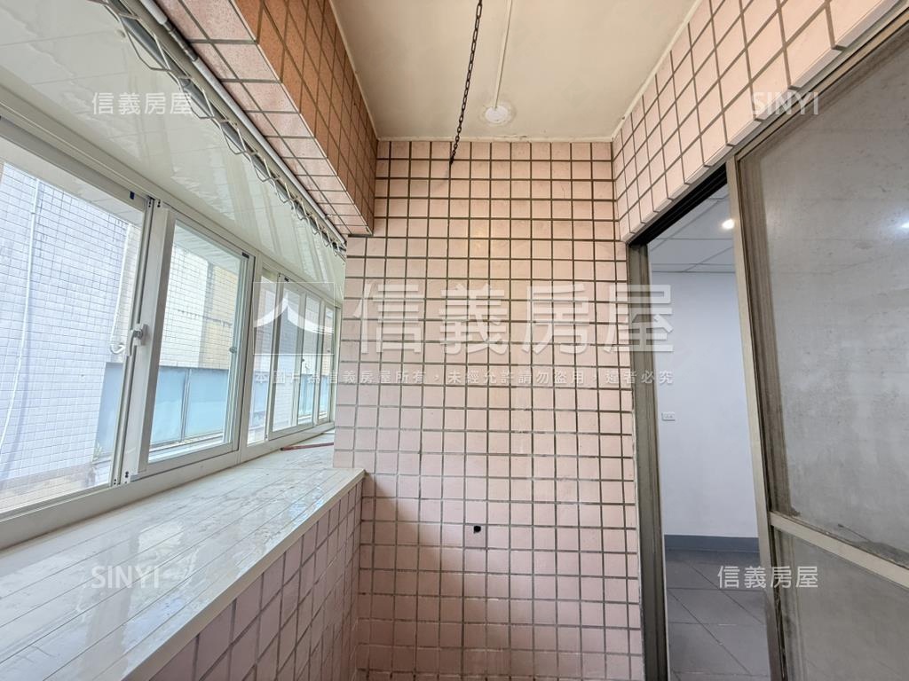 近捷運電梯三房房屋室內格局與周邊環境
