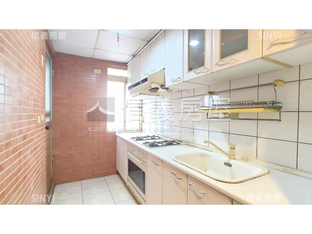 近捷運高樓兩房車位房屋室內格局與周邊環境