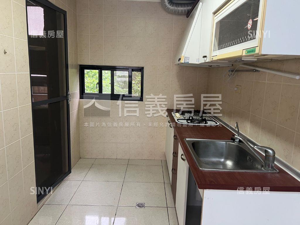 綠灣樹梢採光三房車位房屋室內格局與周邊環境