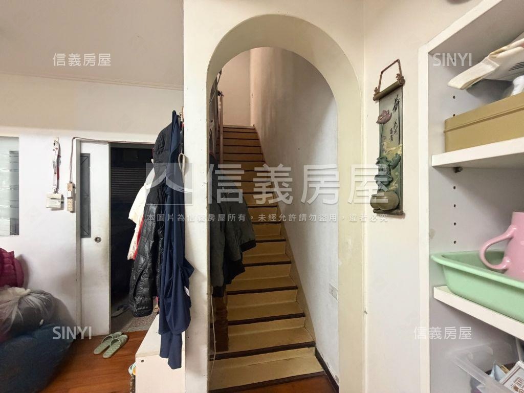 玉山街看這間房屋室內格局與周邊環境