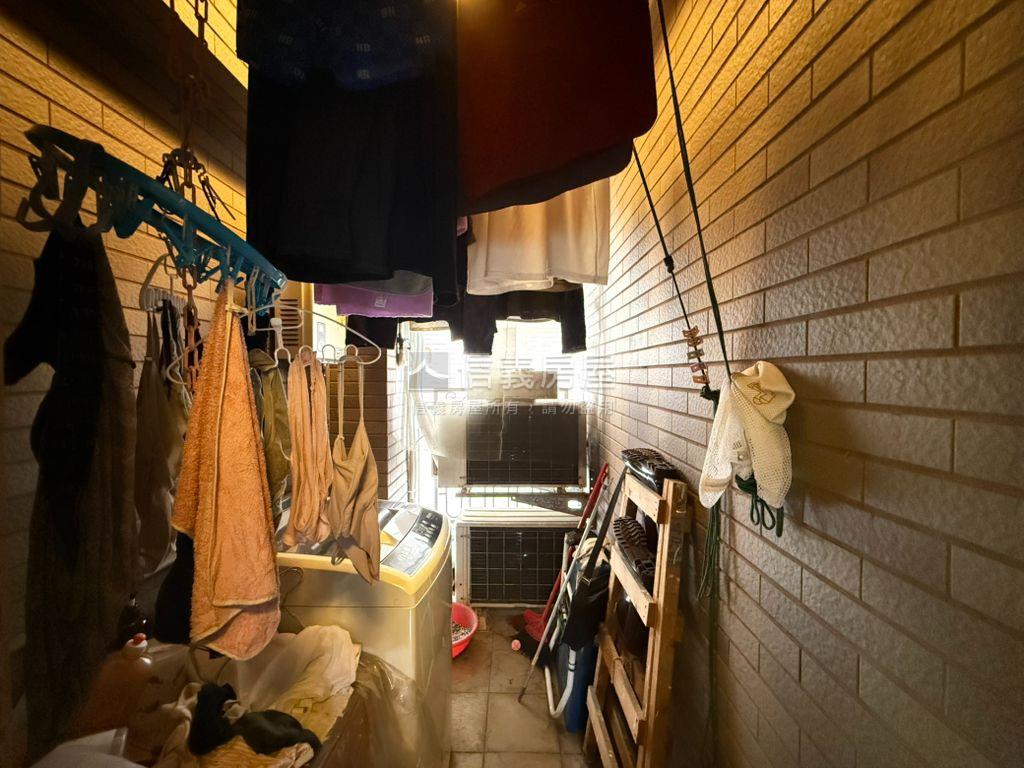 泓瑞群英小三房車位房屋室內格局與周邊環境