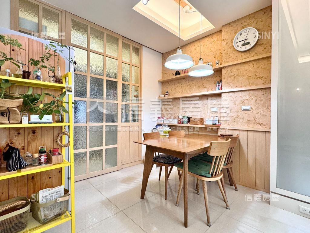 典雅裝潢並排面寬雙車墅房屋室內格局與周邊環境