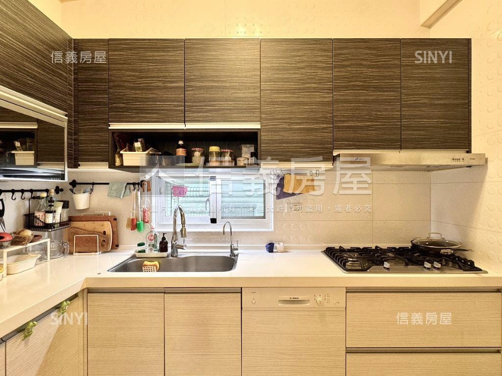 典雅裝潢並排面寬雙車墅房屋室內格局與周邊環境