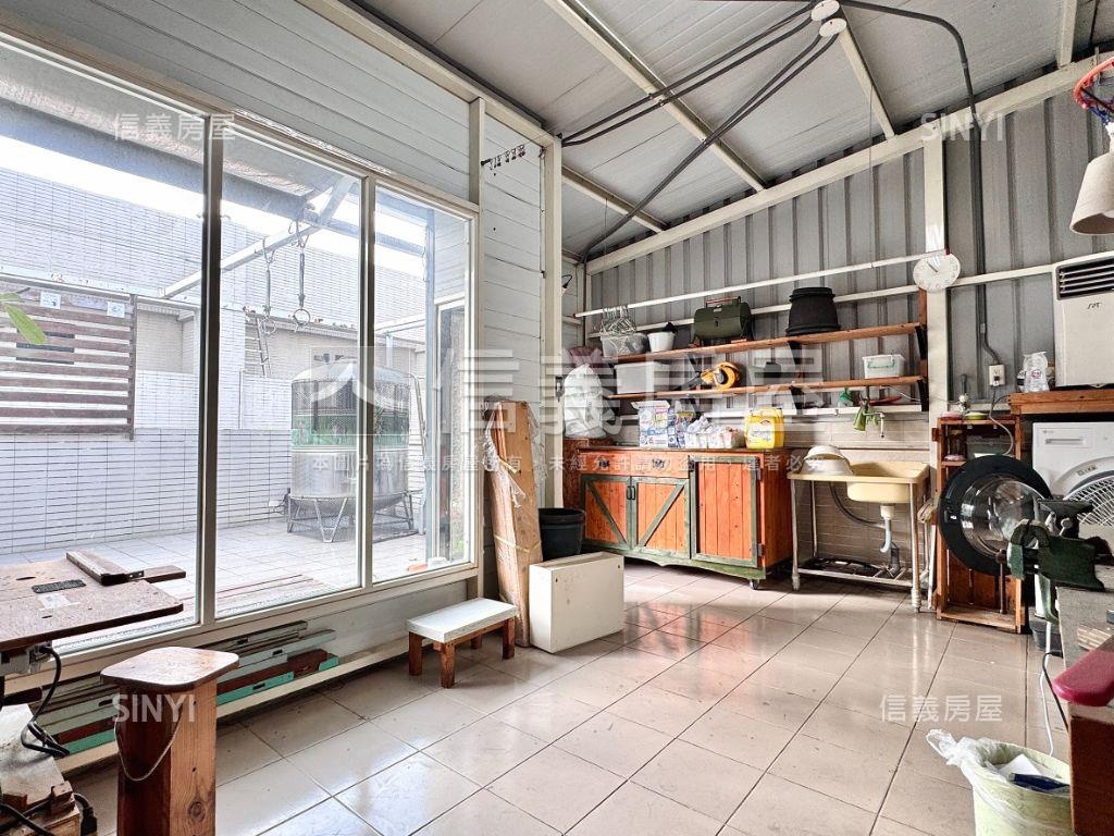 典雅裝潢並排面寬雙車墅房屋室內格局與周邊環境