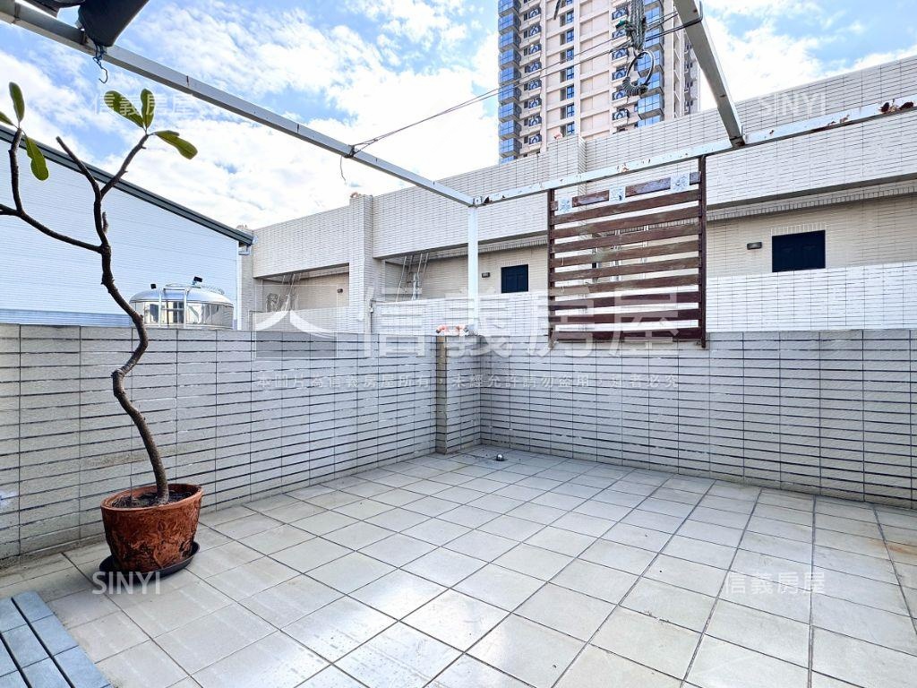 典雅裝潢並排面寬雙車墅房屋室內格局與周邊環境