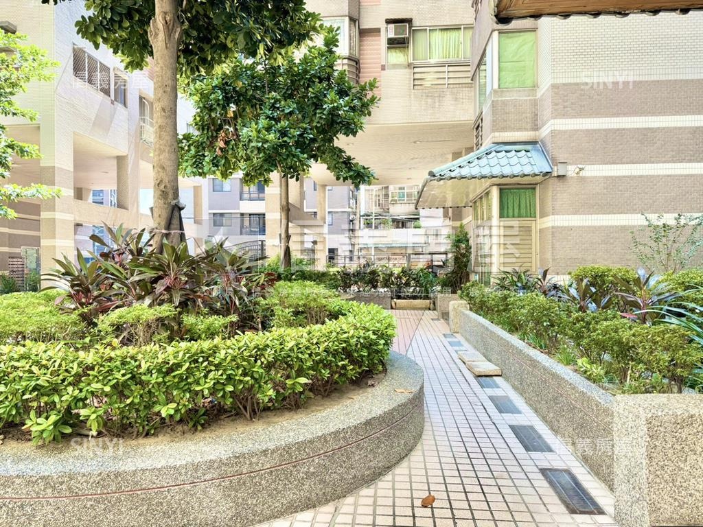 Ｅ生活公園美景四房車位房屋室內格局與周邊環境