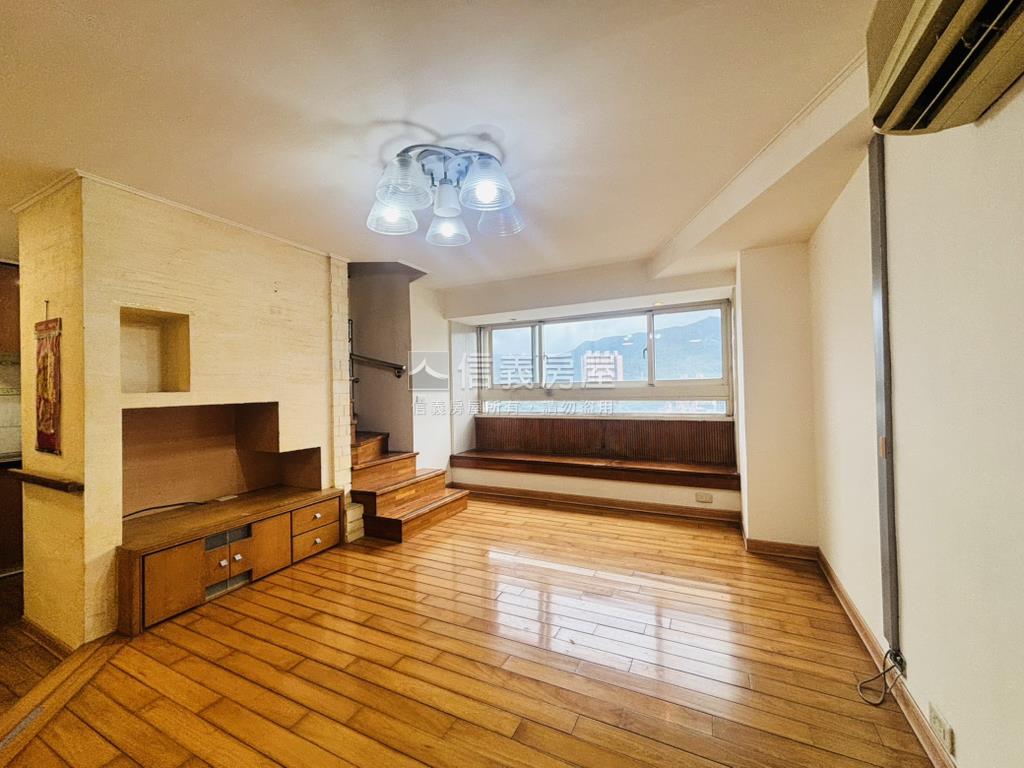 近國泰醫院挑高景觀宅房屋室內格局與周邊環境