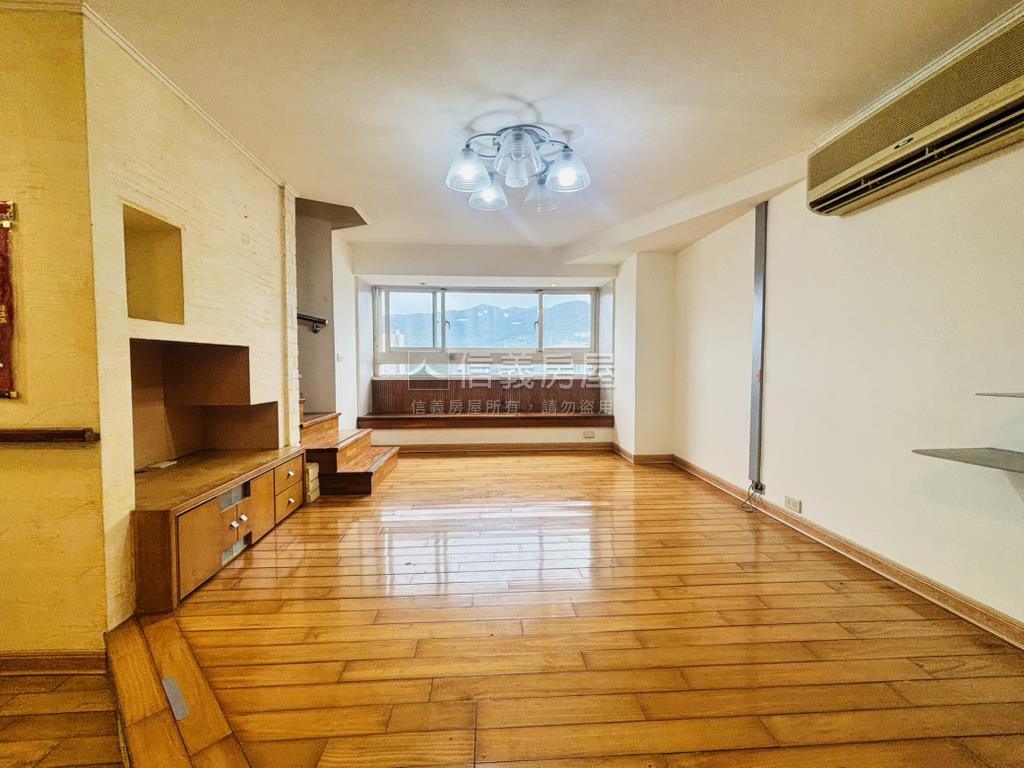 近國泰醫院挑高景觀宅房屋室內格局與周邊環境