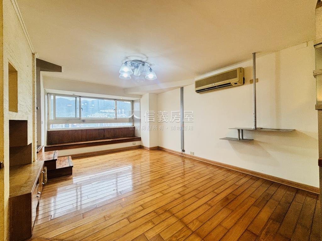 近國泰醫院挑高景觀宅房屋室內格局與周邊環境
