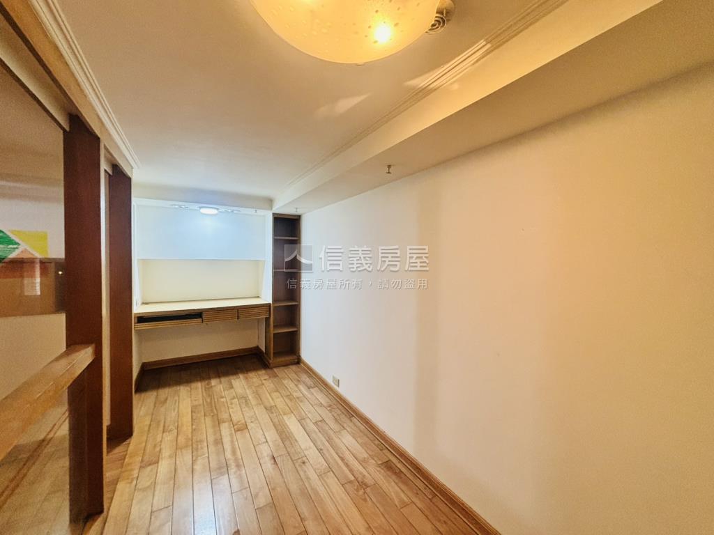 近國泰醫院挑高景觀宅房屋室內格局與周邊環境