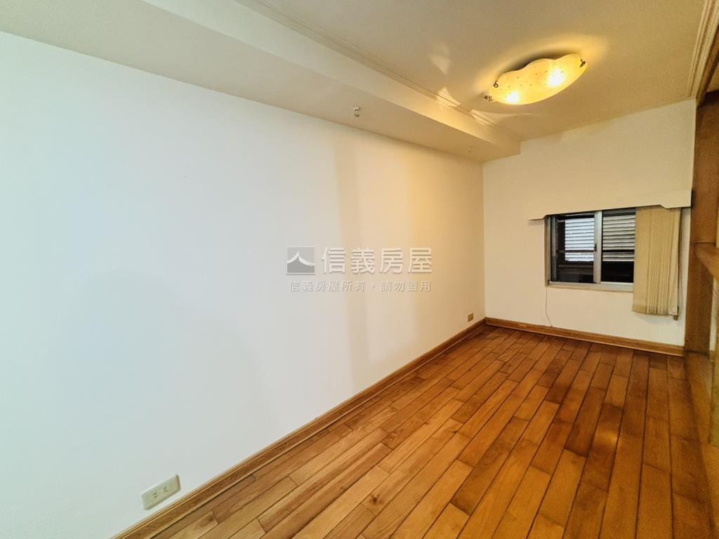 近國泰醫院挑高景觀宅房屋室內格局與周邊環境