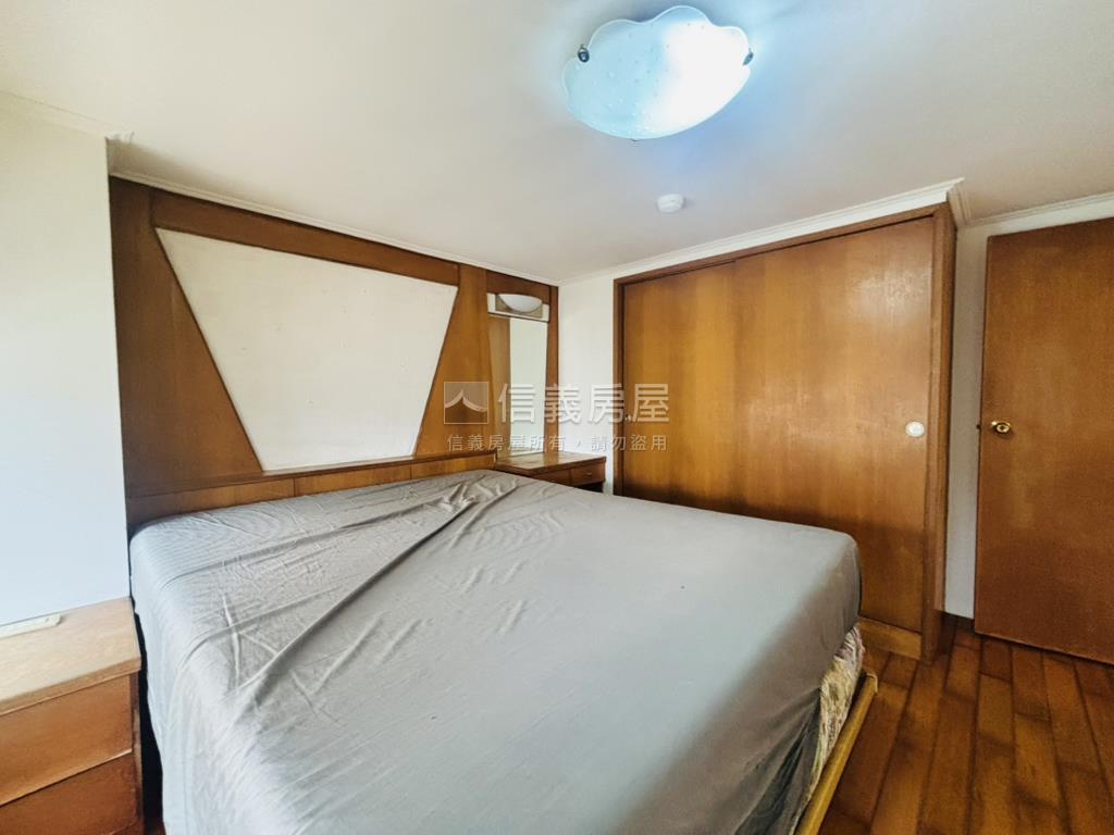 近國泰醫院挑高景觀宅房屋室內格局與周邊環境
