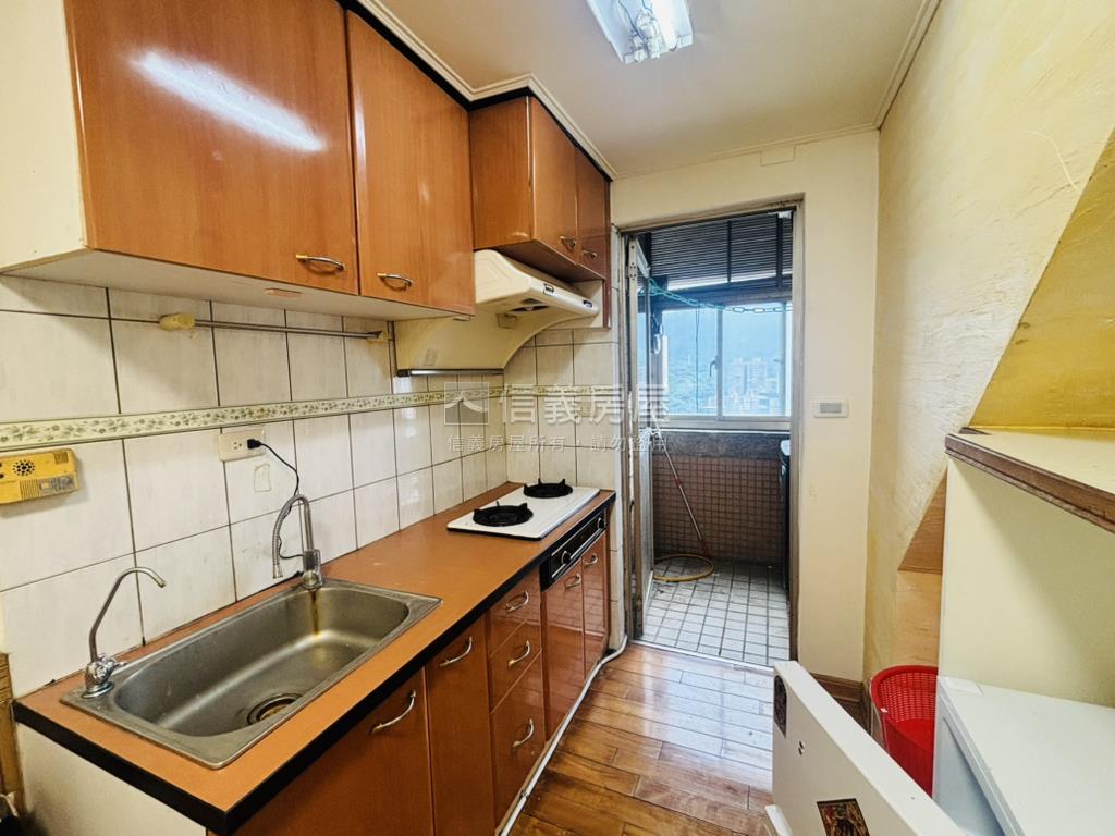 近國泰醫院挑高景觀宅房屋室內格局與周邊環境