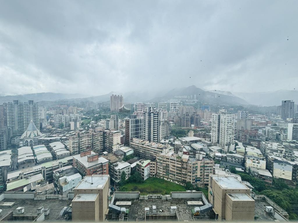 近國泰醫院挑高景觀宅房屋室內格局與周邊環境
