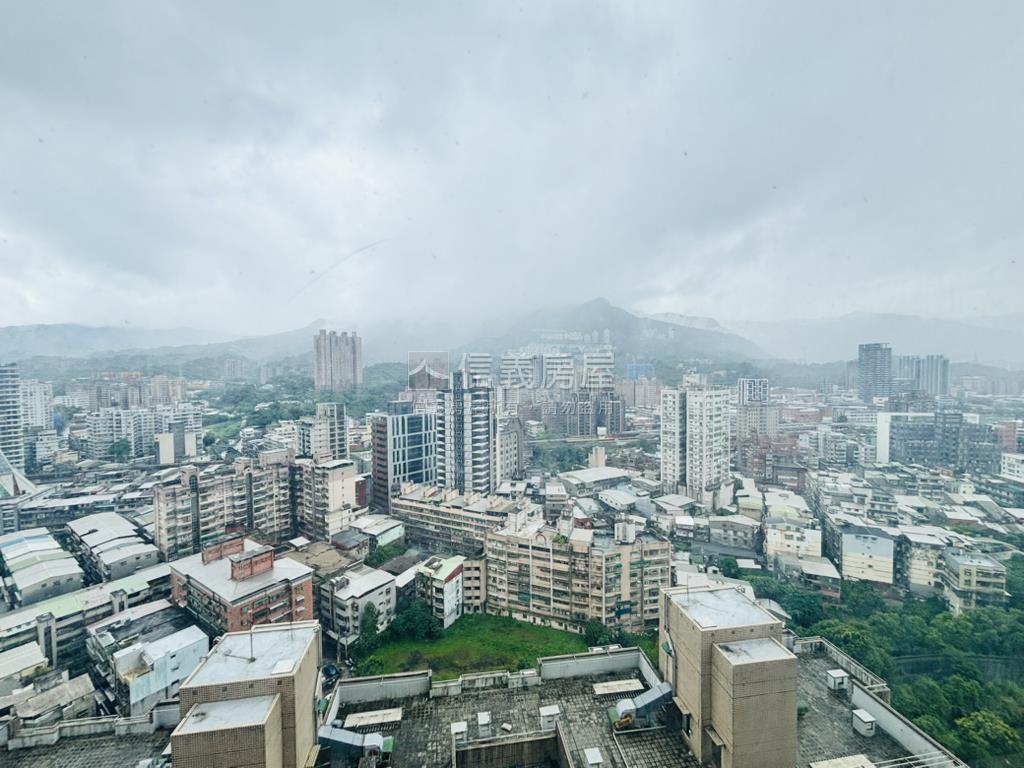 近國泰醫院挑高景觀宅房屋室內格局與周邊環境