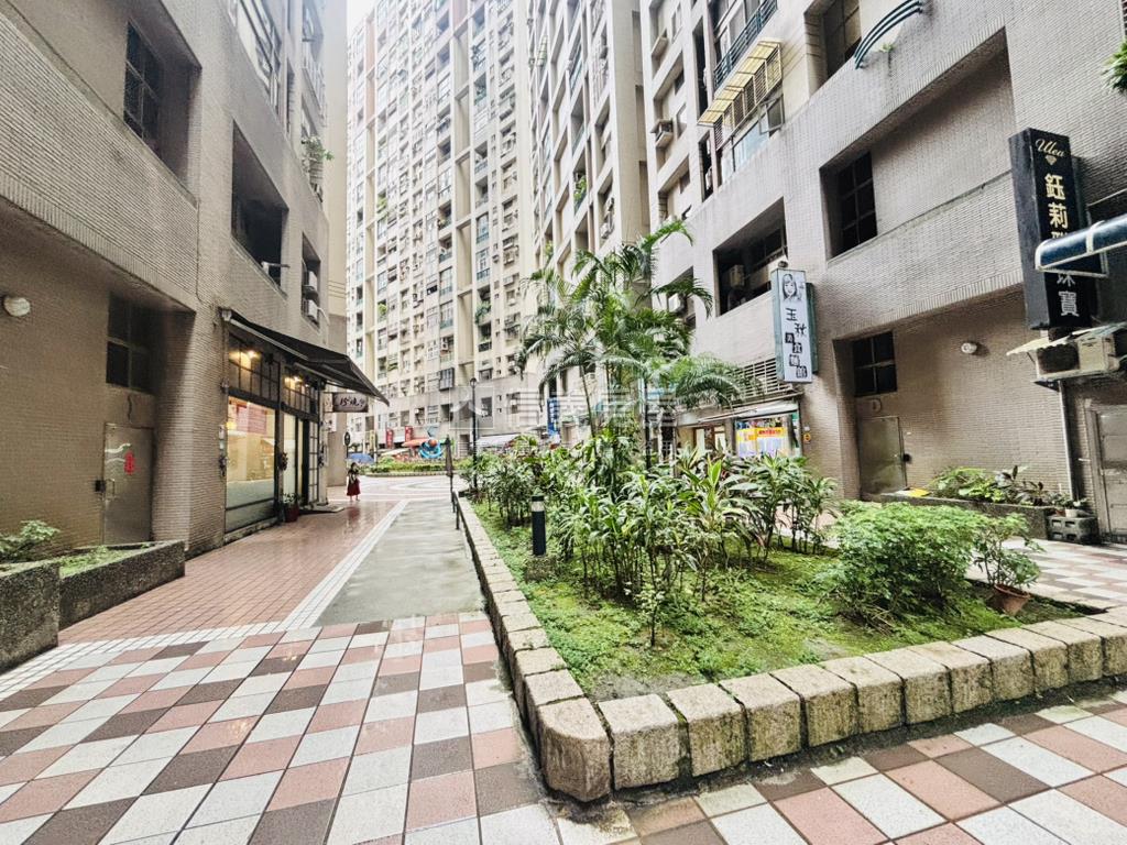 近國泰醫院挑高景觀宅房屋室內格局與周邊環境