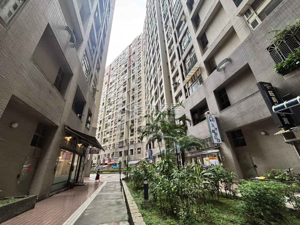 近國泰醫院挑高景觀宅房屋室內格局與周邊環境