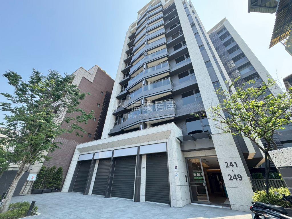 奇岩高樓美景附坡平車位房屋室內格局與周邊環境
