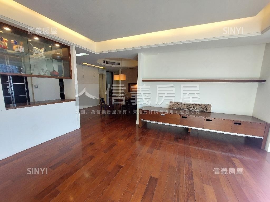 五期．寶輝首璽雙平面車位房屋室內格局與周邊環境