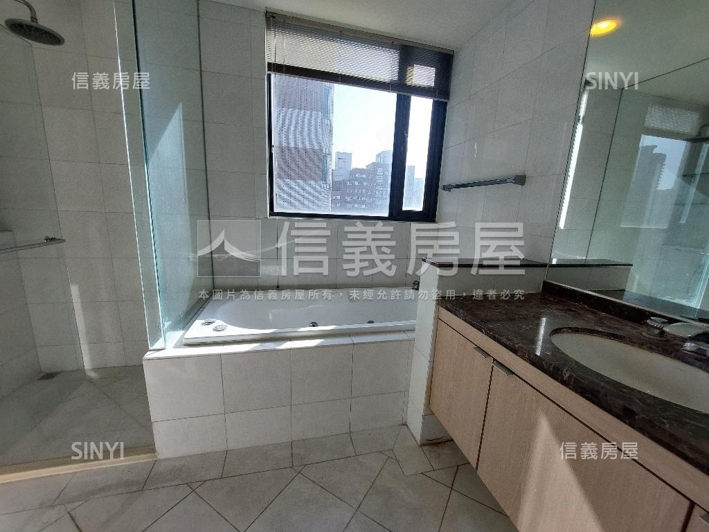 五期．寶輝首璽雙平面車位房屋室內格局與周邊環境