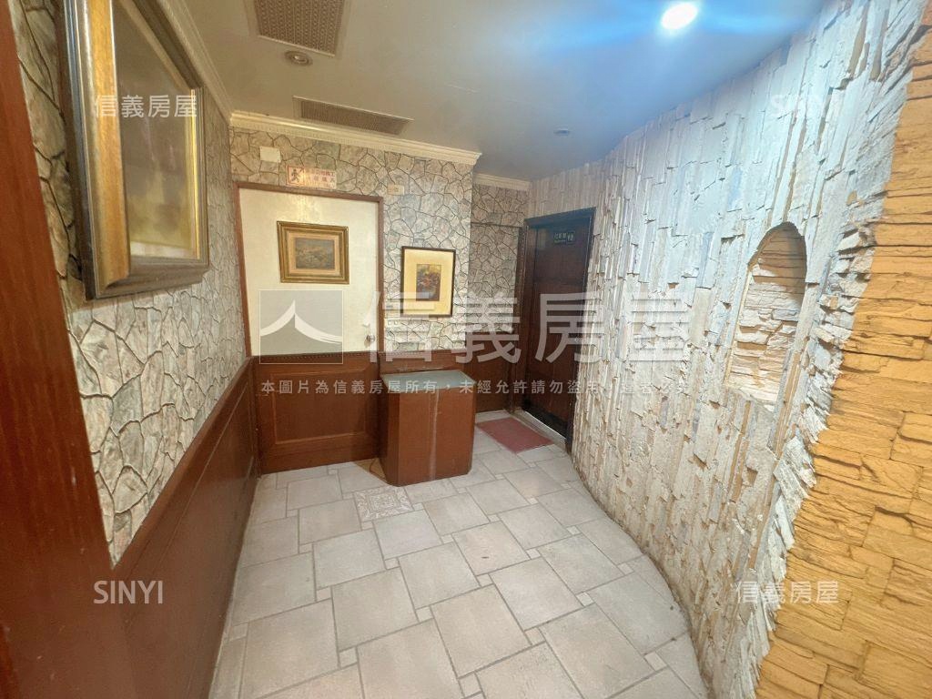 近台中醫院古典咖啡廳店面房屋室內格局與周邊環境