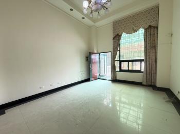 爽文路震後臨路別墅