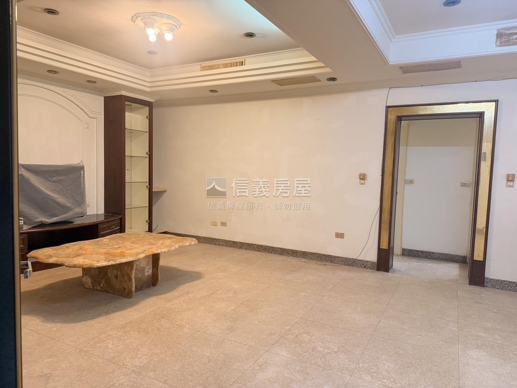 新埔方正邊間二樓房屋室內格局與周邊環境
