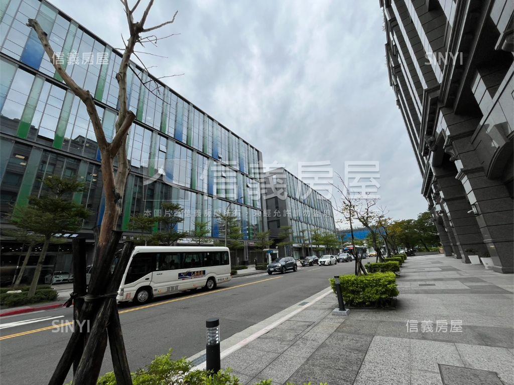 瑞士百坪空間邊間房屋室內格局與周邊環境