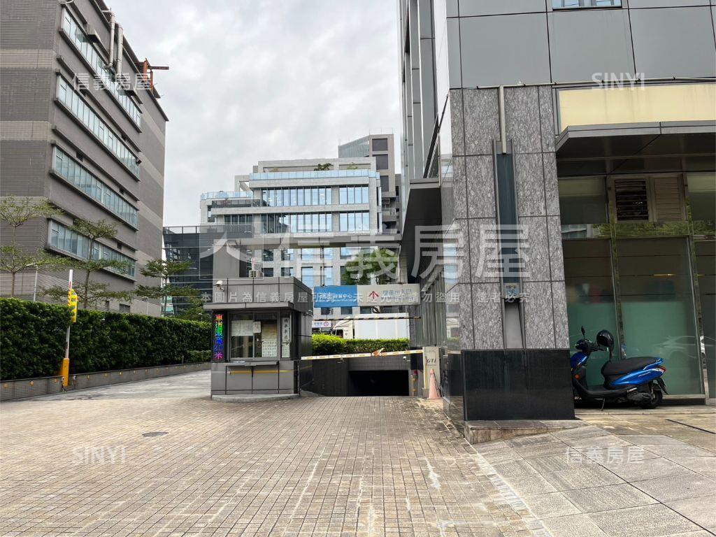 瑞士百坪空間邊間房屋室內格局與周邊環境