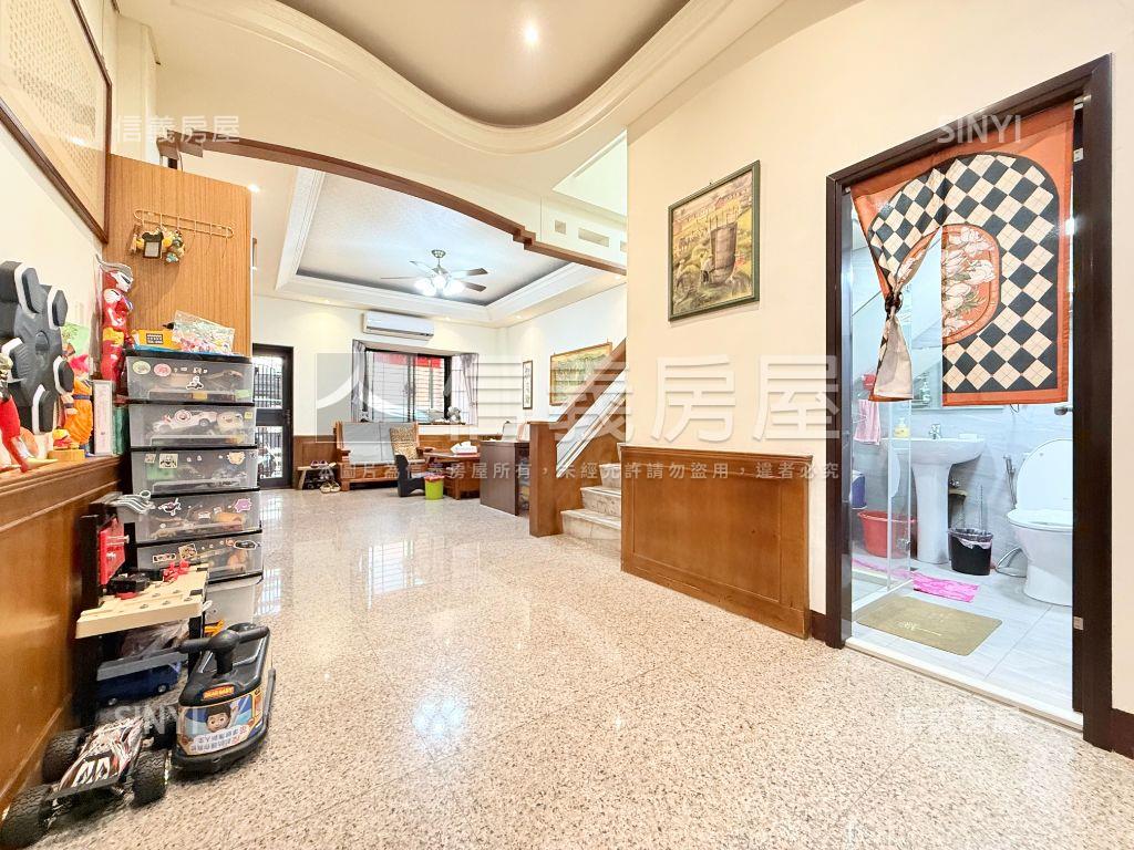 近興大附中大面寬車庫透天房屋室內格局與周邊環境