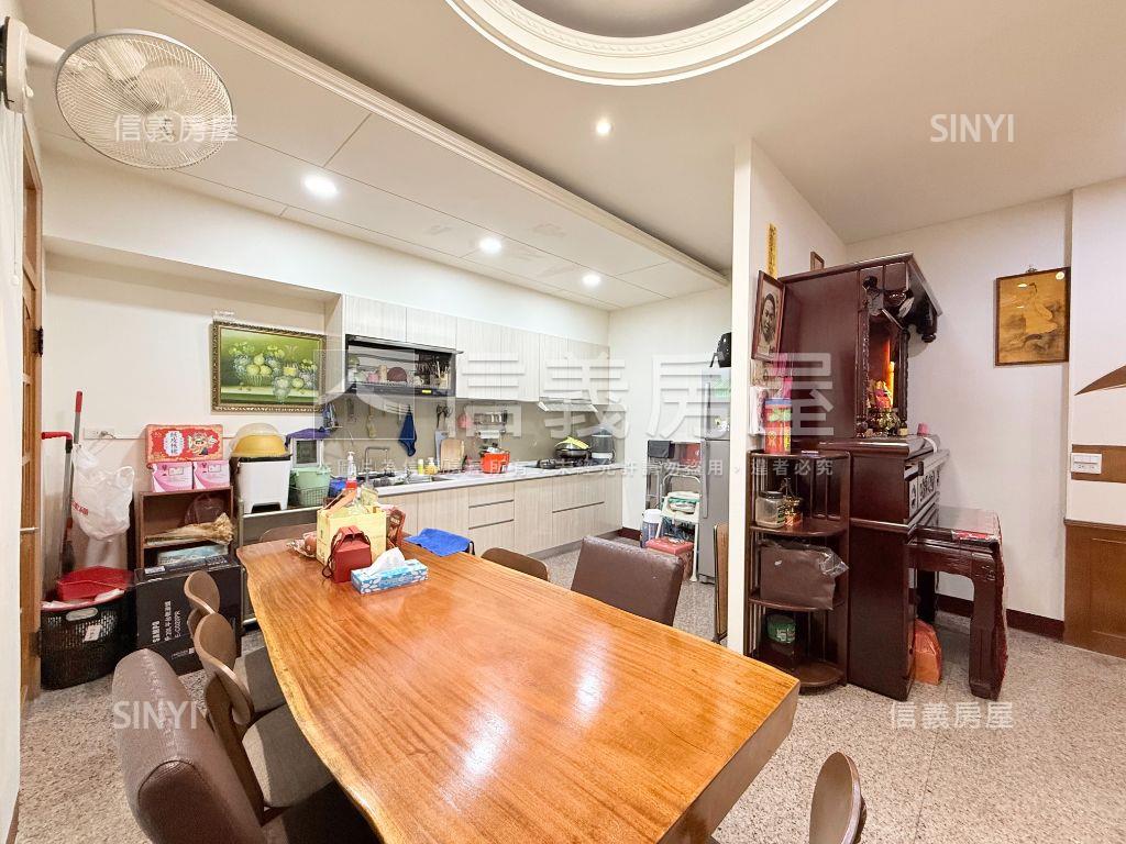 近興大附中大面寬車庫透天房屋室內格局與周邊環境