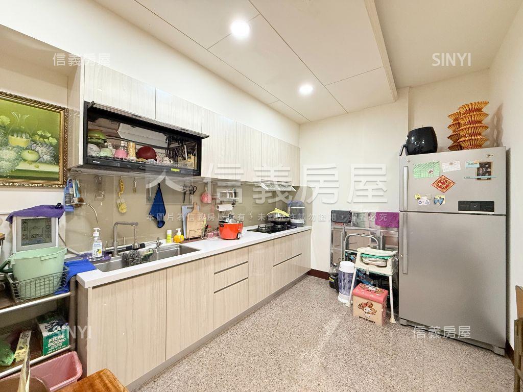 近興大附中大面寬車庫透天房屋室內格局與周邊環境