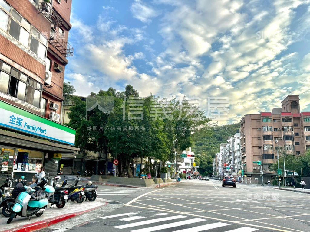 信義首選低總電梯邊間四房房屋室內格局與周邊環境