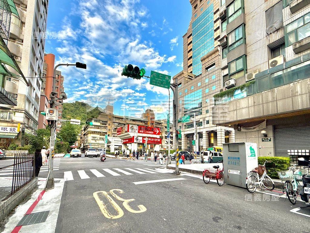 信義首選低總電梯邊間四房房屋室內格局與周邊環境