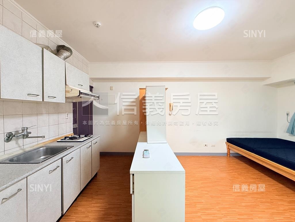 近高雄火車站邊間採光美宅房屋室內格局與周邊環境