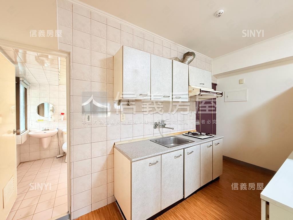 近高雄火車站邊間採光美宅房屋室內格局與周邊環境