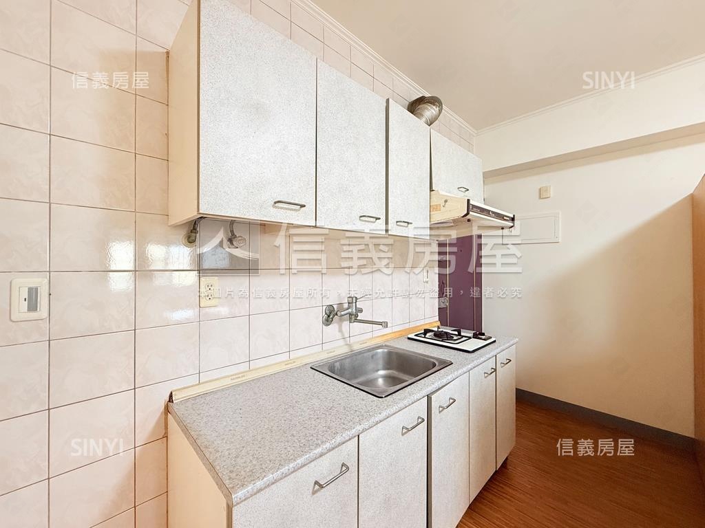 近高雄火車站邊間採光美宅房屋室內格局與周邊環境