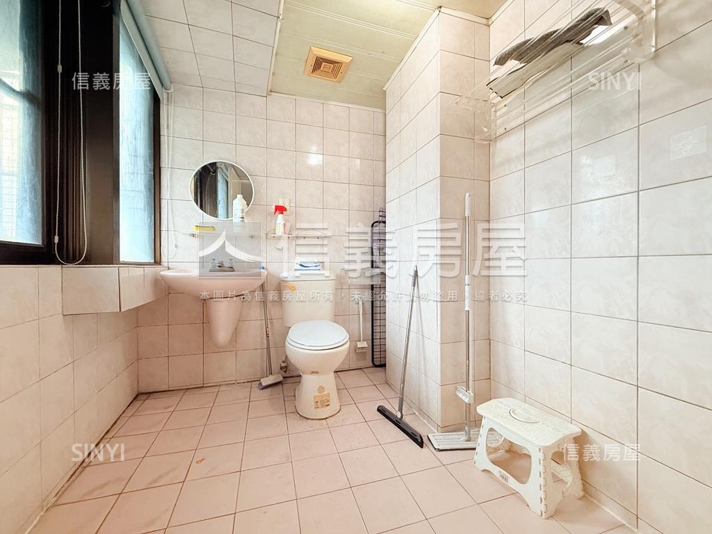 近高雄火車站邊間採光美宅房屋室內格局與周邊環境