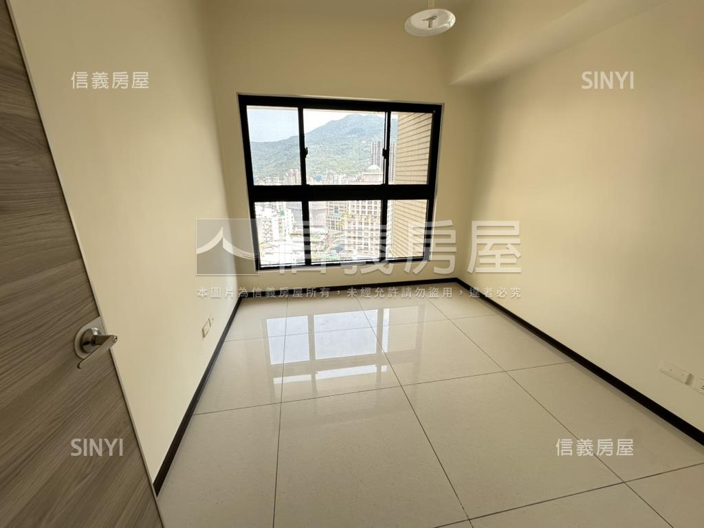 就看這間麗源富域房屋室內格局與周邊環境