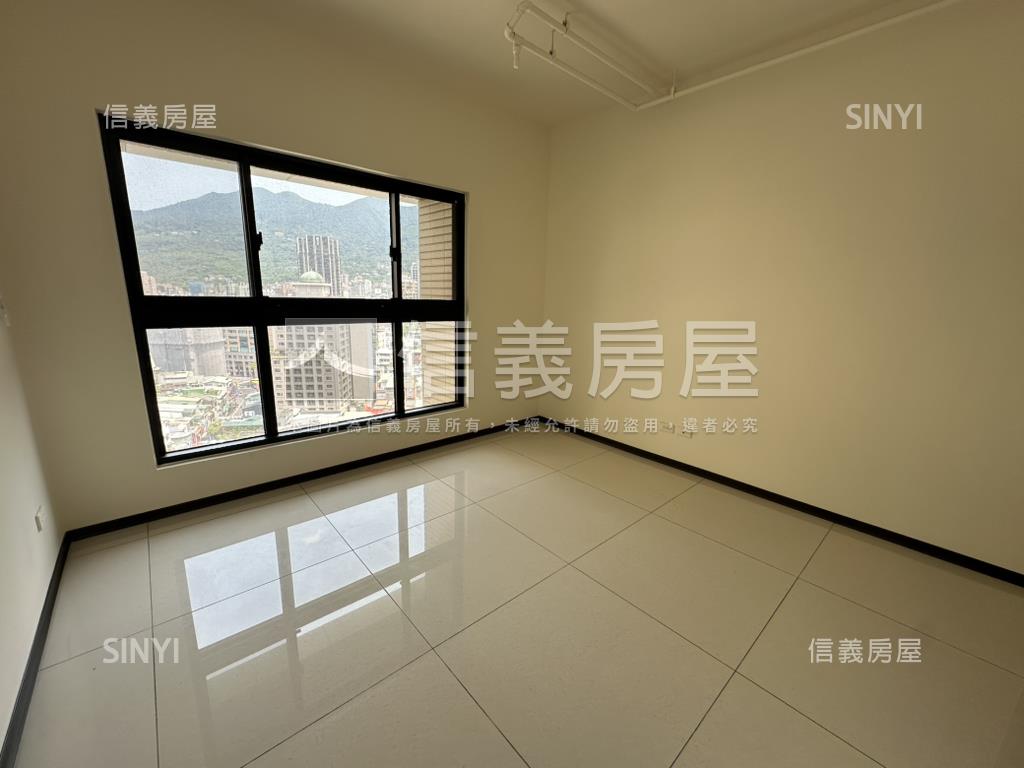 就看這間麗源富域房屋室內格局與周邊環境