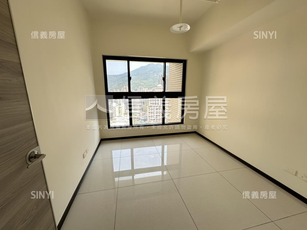 就看這間麗源富域房屋室內格局與周邊環境